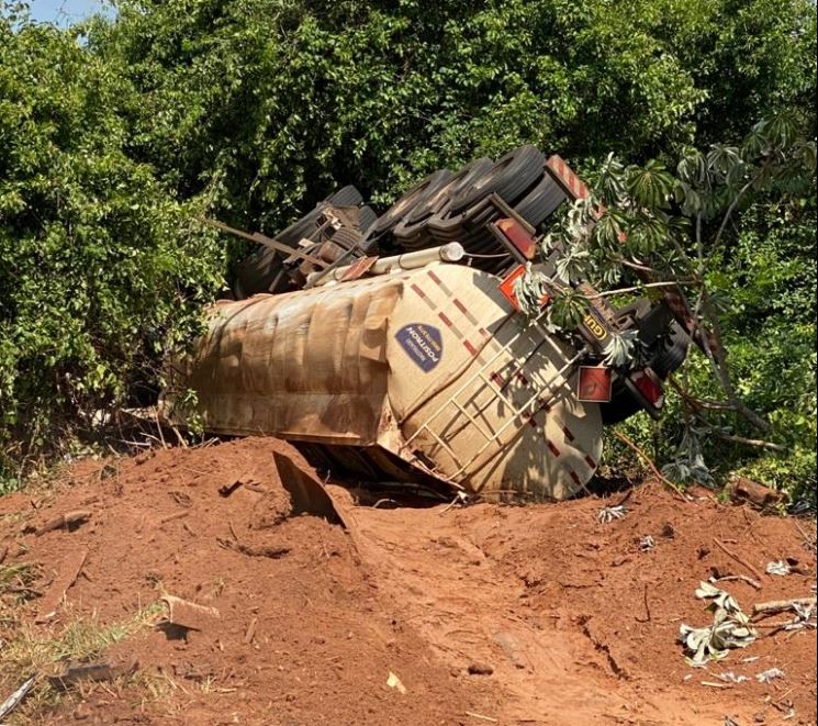 Motorista morre em acidente de caminhão tanque na PR-082 no noroeste do Paraná 